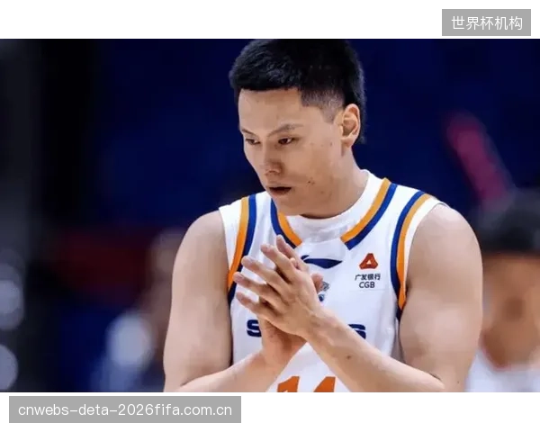 李弘权凭借出色的篮板保护能力入选一阵，成为上海队内线防守屏障。
