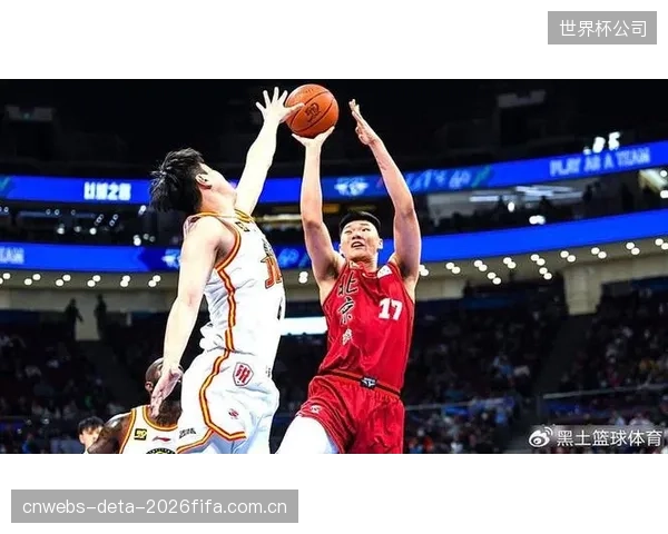 京沪大战内线对决成焦点，范子铭如何限制王哲林的进攻是关键。